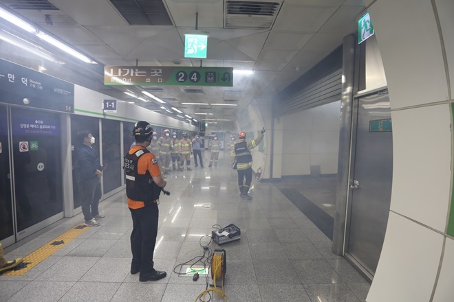 연기발생기로 연기감지기가 작동해 방화셔터가 내려오는 장면.(사진제공=부산소방재난본부)