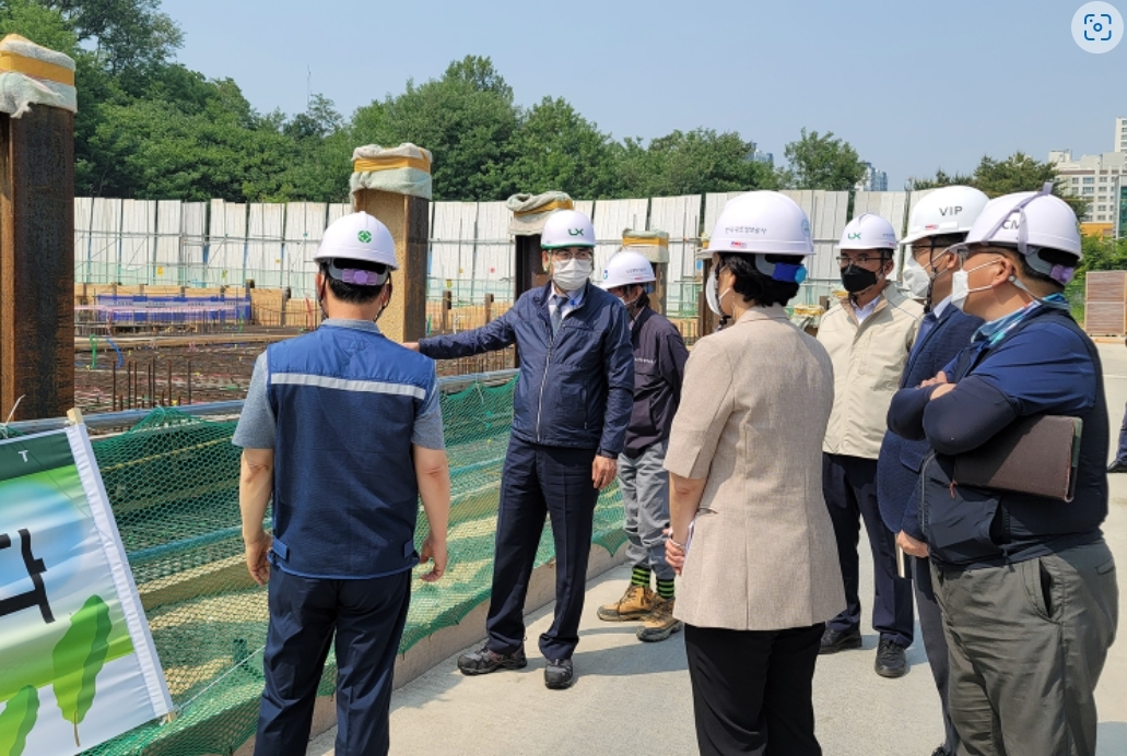 LX김정렬 사장이 지난 23일 고양지사의 신축 사옥 현장(경기도 고양시 덕양구 도내동 일대)을 방문해 현장 진출입로 및 추락사고 예방을 위한 안전점검을 지휘했다.(사진=LX공사)