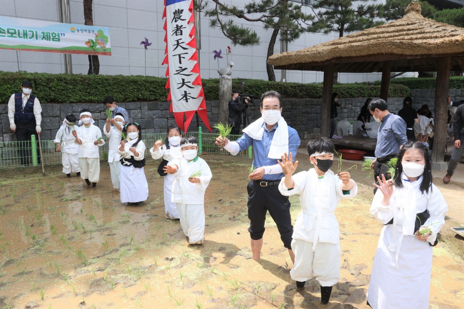 이성희 농협중앙회장, 어린이들과 도심 속 전통 손모내기 재연