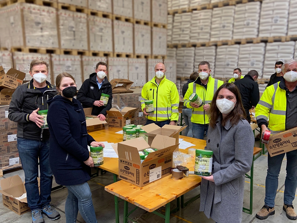 기부를 위해 컨피던트 순산양분유•유아식 제품의 라벨링 및 포장을 하고 있는 아그라나(Agrana) 직원들의 모습.(사진=아이배냇)