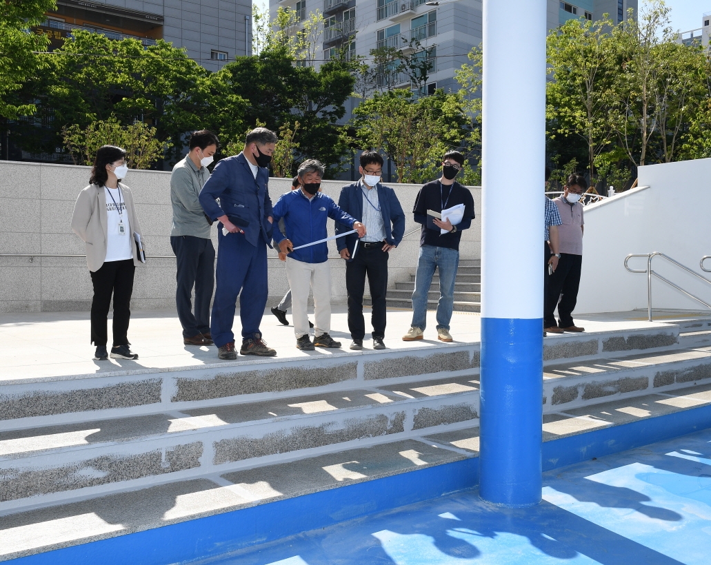 오규석 기장군수는 26일 오후 3시경 오는 6월 1일 임시 개장하는 복합생활체육시설인 ‘정관아쿠아드림파크’ 막바지 개장 준비 현장을 점검하고 있다.(사진제공=부산 기장군)
