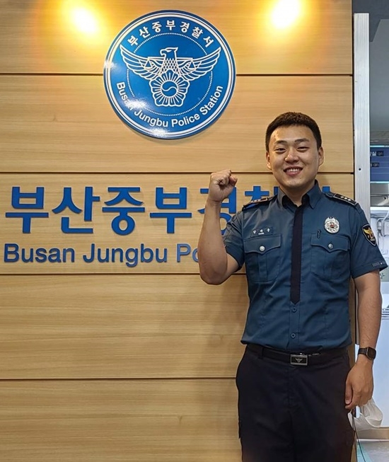 심폐소생술로 시민을 구해낸 강대웅 경장.(사진제공=부산경찰청)