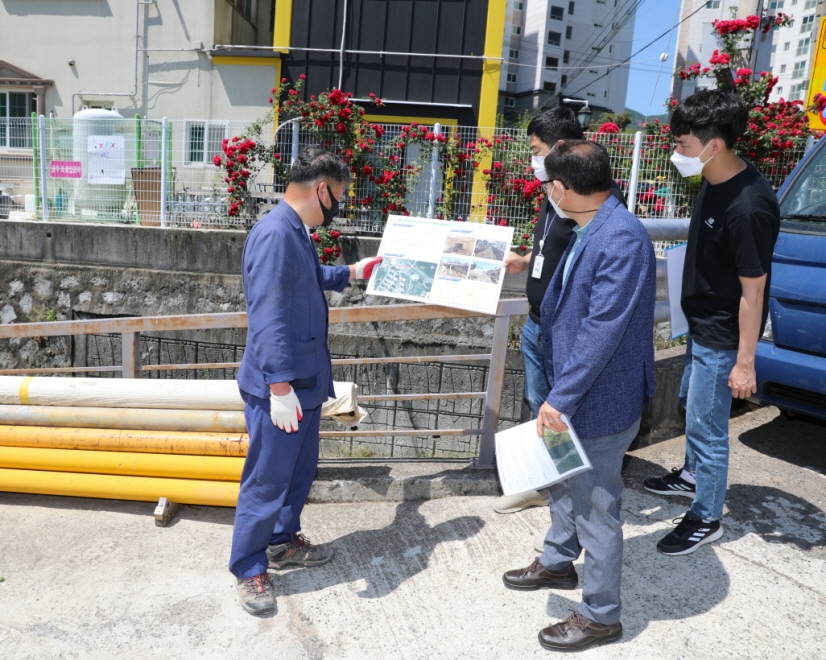오규석 기장군수는 27일 오전 10시 30분경 자연재난 피해 예방을 위해 추진 중인 ‘정관읍 용수리 1048-6번지 일원 구거 정비공사’ 현장을 방문해 점검하고 있다.(사진제공=부산 기장군)