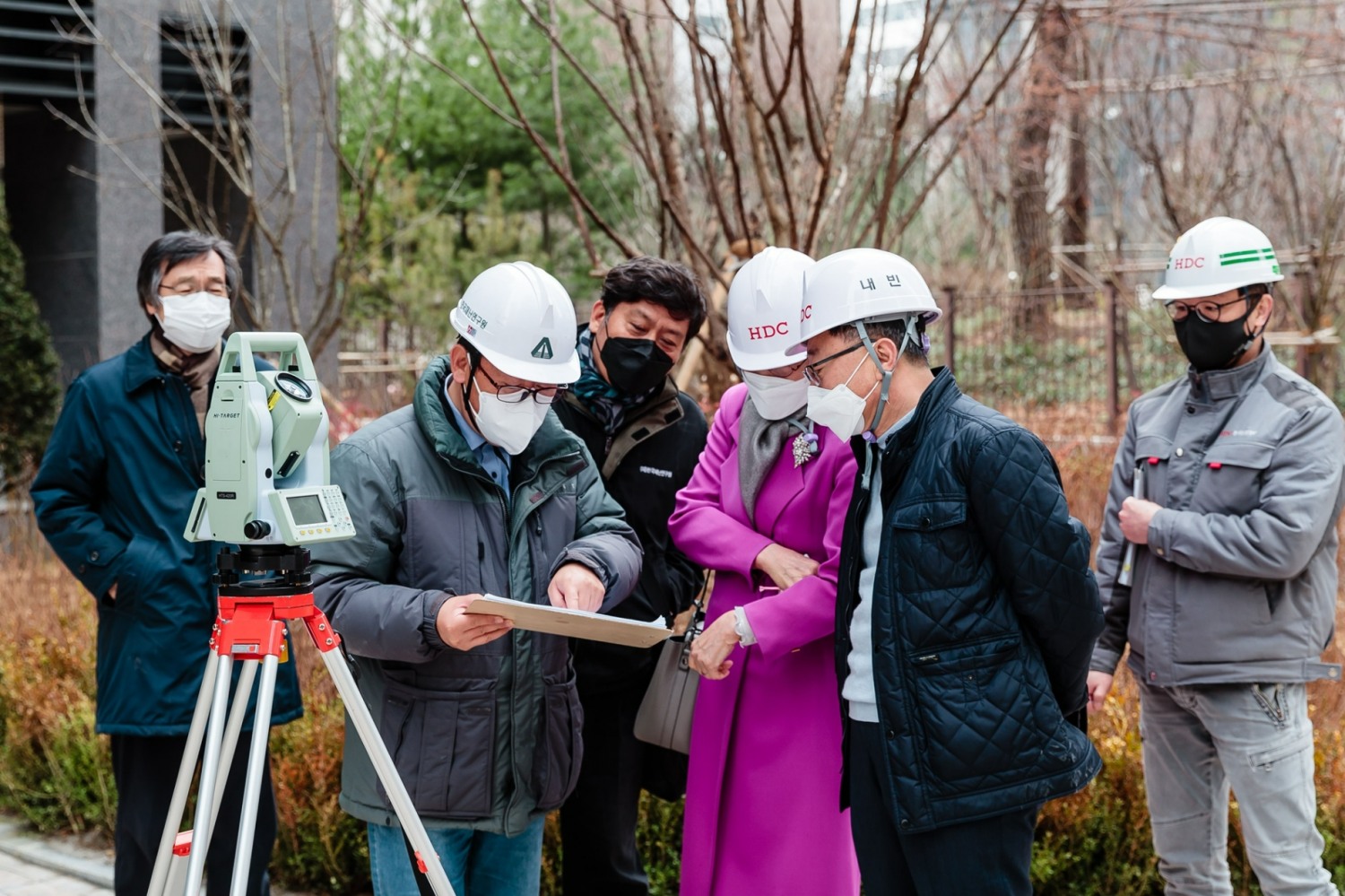 HDC현대산업개발은 CSO 조직을 구축하고 안전·환경·보건 및 품질 시스템과 시공관리 혁신방안이 현장에서 구체적으로 실행될 수 있도록 안전혁신경영을 하고 있다. 지난 4월 강남 센트럴 아이파크에서 조합, 시공관계자, 외부안전진단기관이 함께 구조물 외부 점검을 진행했다.(사진=HDC현대산업개발)