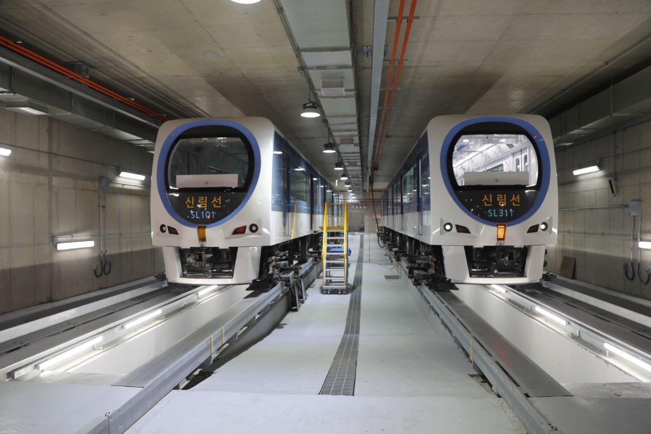 차량 기지에 정차해 있는 신림선 도시철도 전동차 모습.(사진=DL이앤씨)
