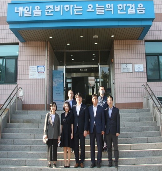 수원가정법원 소년 1단독 강주리 판사 일행이 31일 안산청소년꿈키움센터 교육현장 방문 기념촬영.(사진제공=안산청소년꿈키움센터)