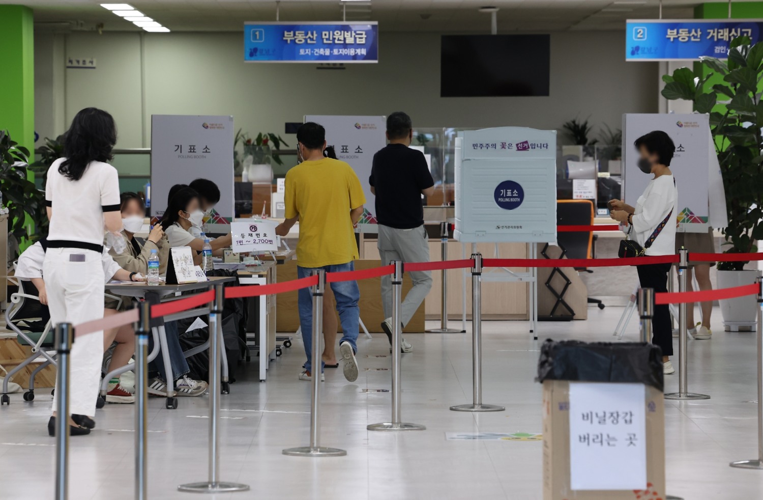 1일 서울 강남구청에 설치된 삼성2동 제5투표소가 한산한 모습을 보이고 있다.(사진=연합뉴스)