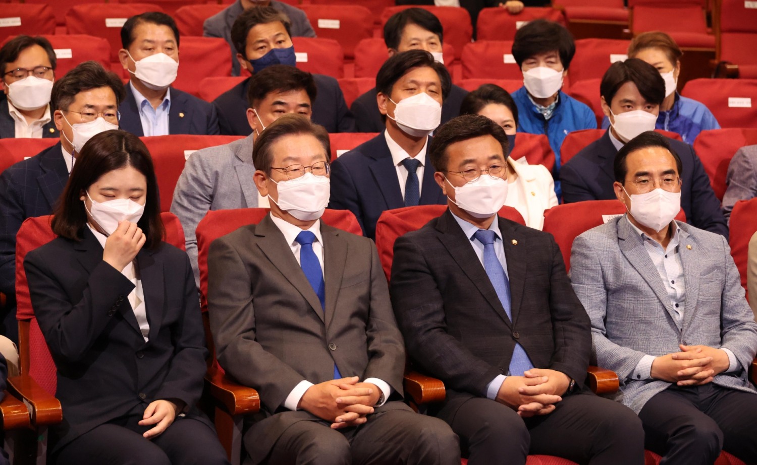 출구조사 결과발표 방송 지켜보는 더불어민주당. (사진=연합뉴스)