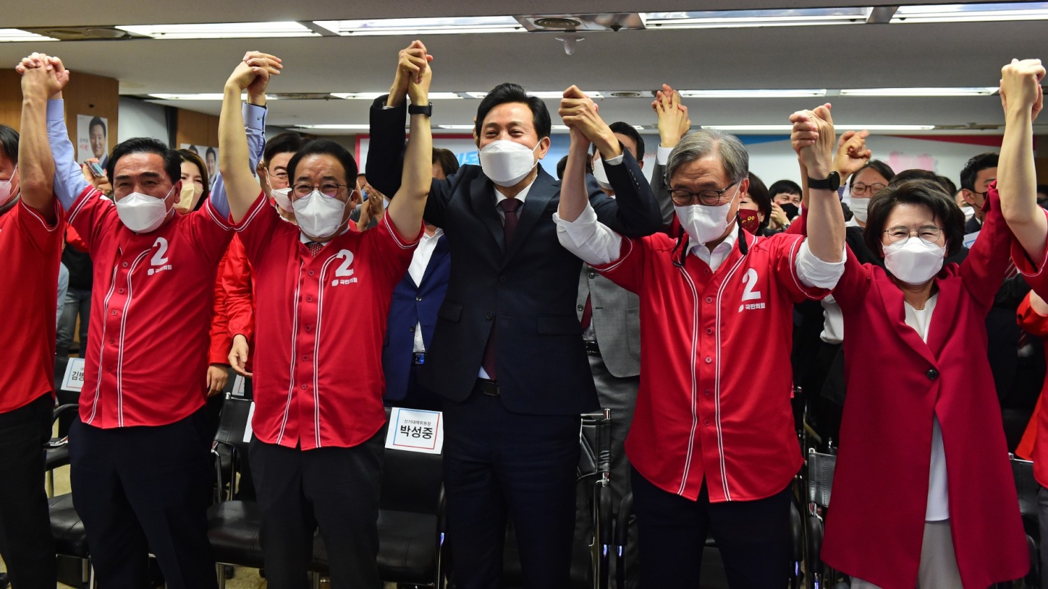 국민의힘 오세훈 서울시장 후보가 1일 서울 중구 프레스센터에 마련된 캠프 개표상황실에서 출구조사 결과발표를 시청하며 기뻐하고 있다. (사진=연합뉴스)