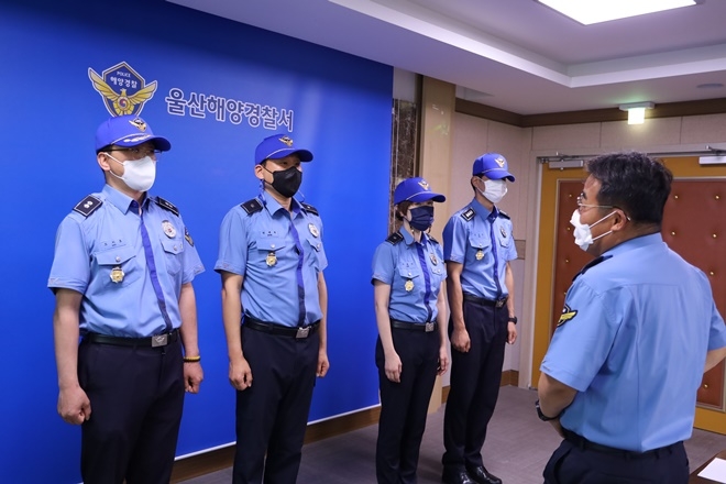 훈련교관 휘장 및 전용모자 착모식.(사진제공=울산해양경찰서)