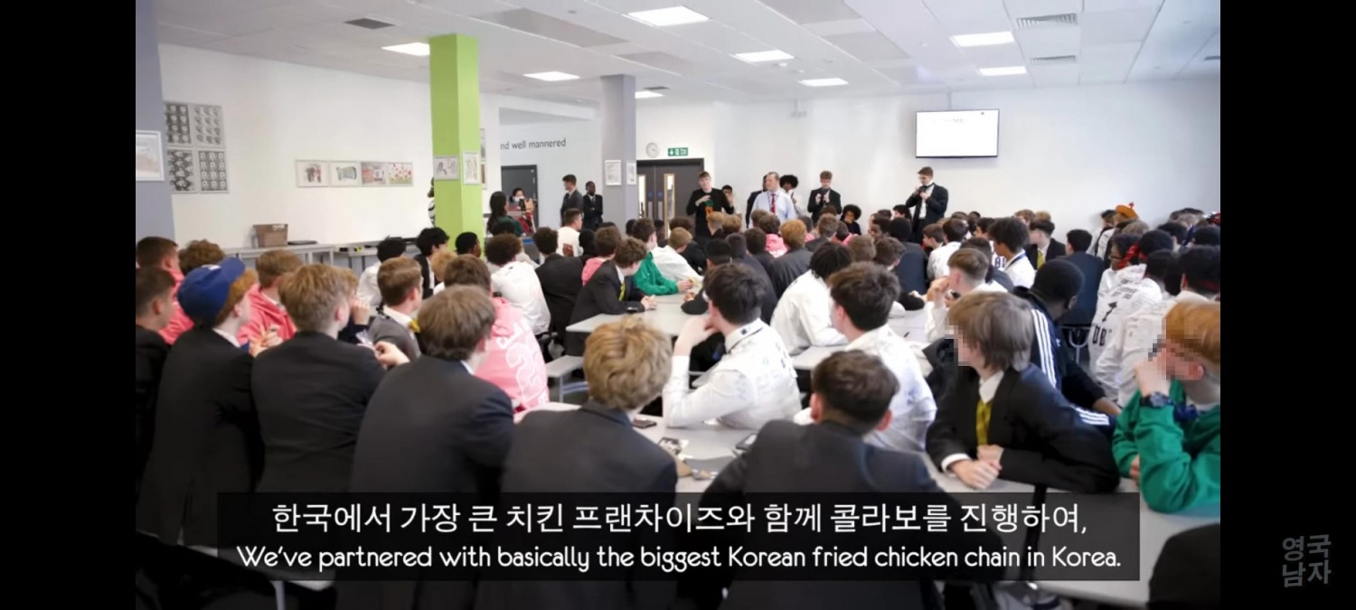 490만 유튜버에 소개된 BBQ 치킨, 영국 현지 고등학생의 극찬 받아