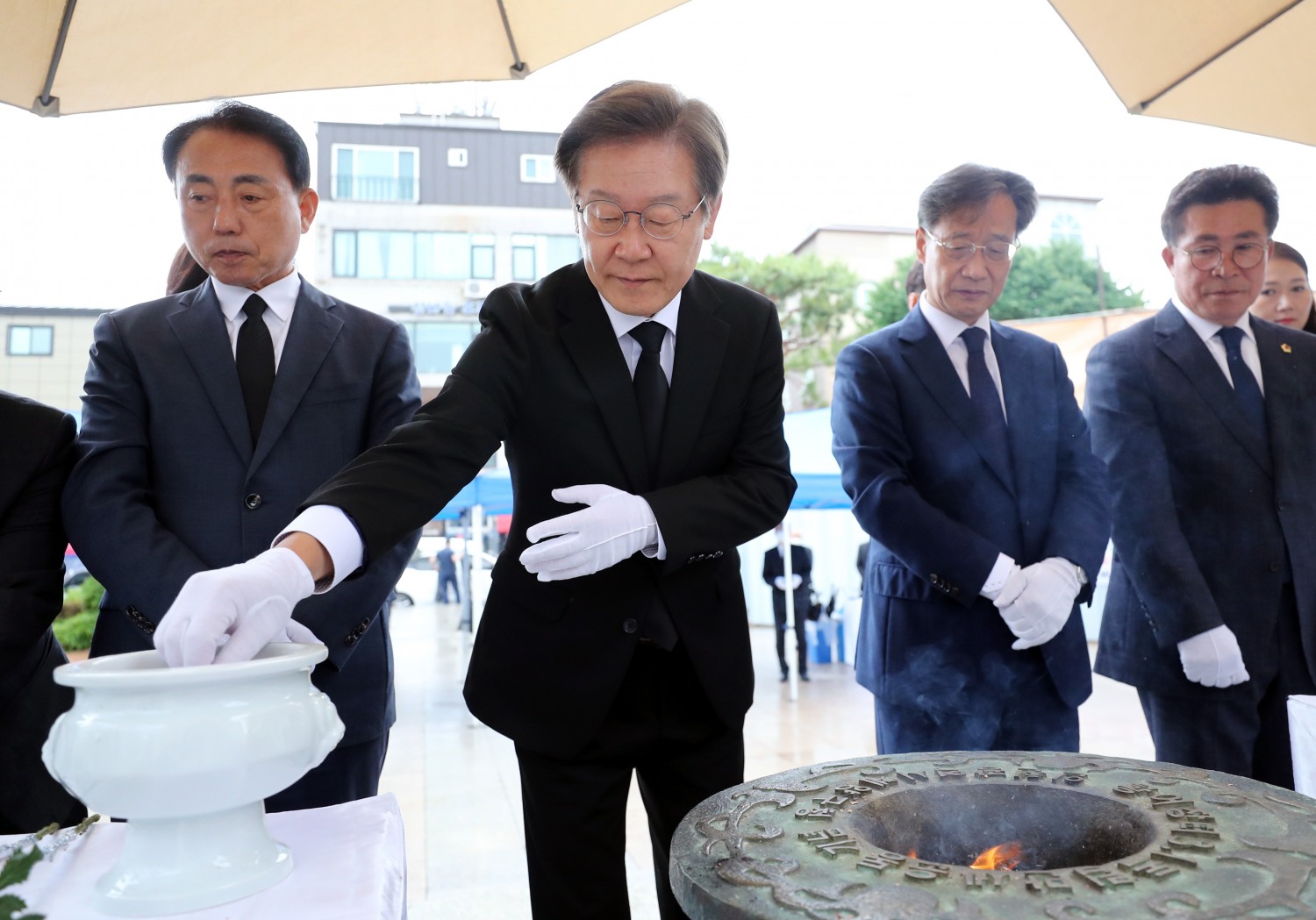 더불어민주당 이재명 의원(인천 계양을)이 현충일인 6일 오전 인천시 계양구 황어장터 3·1만세운동기념탑을 찾아 분향하고 있다. 사진=연합뉴스