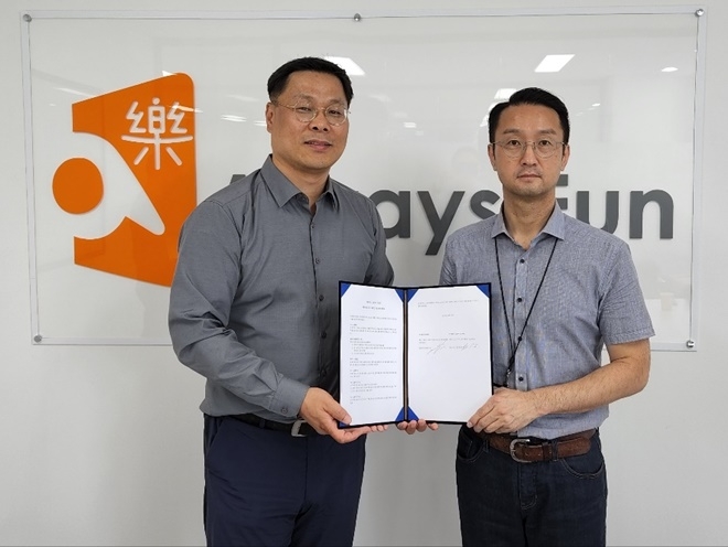 드림버스 CEO 라엘 킴(사진왼쪽)과 에이락 홍영기 대표가 업무협약서를 내보이며 기념촬영.(사진제공=드림버스)