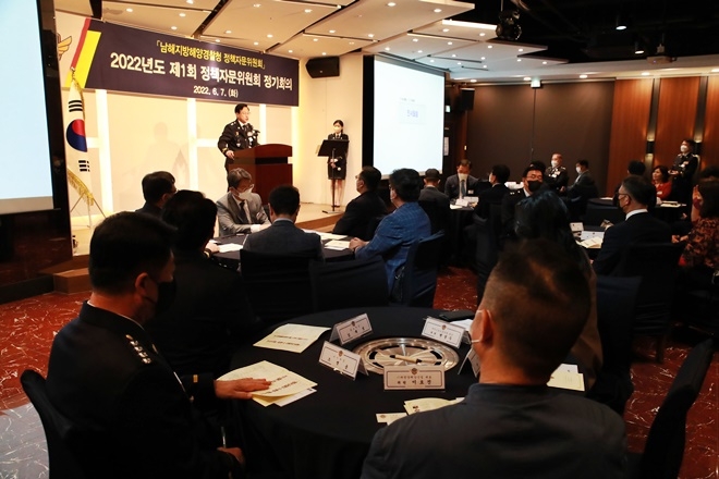 윤성현 청장이 정책자문위원회 정기회의에서 주요 성과에 대해 설명하고 있다.(사진제공=남해지방해양경찰청)