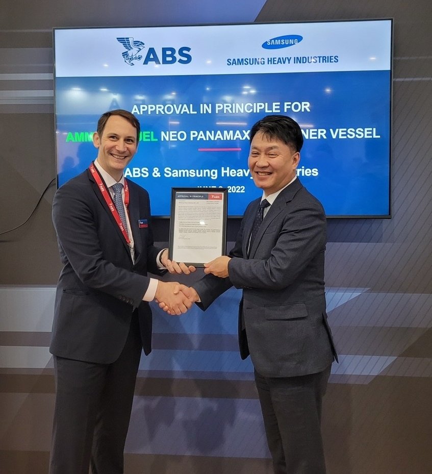 오성일 삼성중공업 조선해양영업본부장(오른쪽)이 에스겔 데이비스 ABS 유럽영업담당으로부터 암모니아 연료추진 대형 컨테이너선 제품 설계에 대한 선급 인증서를 받고 있는 모습.(사진=삼성중공업)