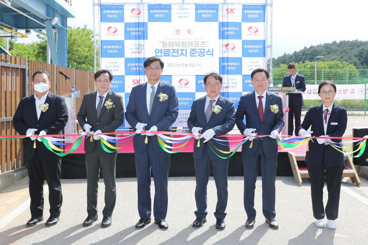 ‘북평레포츠센터 연료전지 발전소 준공식’에서 이왕재 SK에코플랜트 에코에너지 BU대표(왼쪽 세번째), 조상기 한국동서발전 사업본부장(왼쪽 네번째) 등 주요 관계자들이 테이프 커팅식을 하고 있는 모습.(사진=SK에코플랜트)