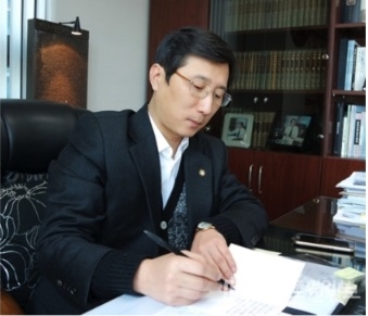 직장 내 위력 이용한 성범죄, 두려워 말고 형사처벌 적극 나서야