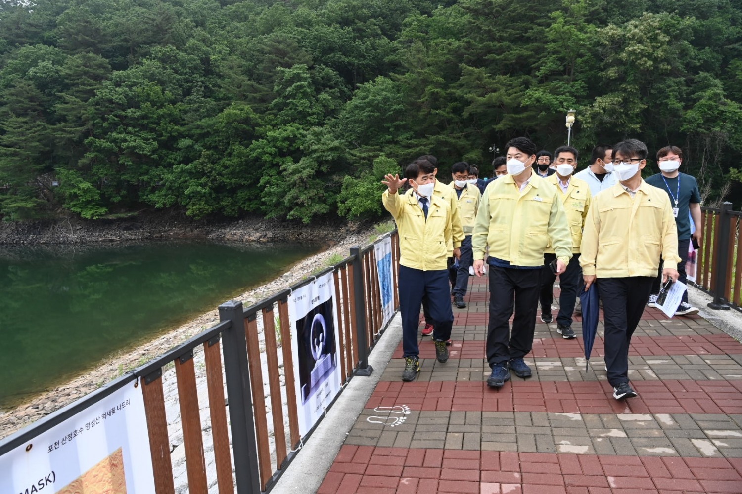 산정호수를 찾아 현장 점검을 진행하는 이한규 행정2부지사