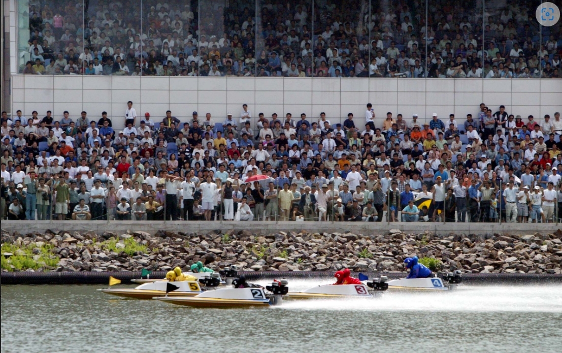 경정 시작 원년인 2002년 미사리경정장에서 수많은 관중이 지켜보는 가운데 경주가 진행되고 있다. (사진=국민체육진흥공단)
