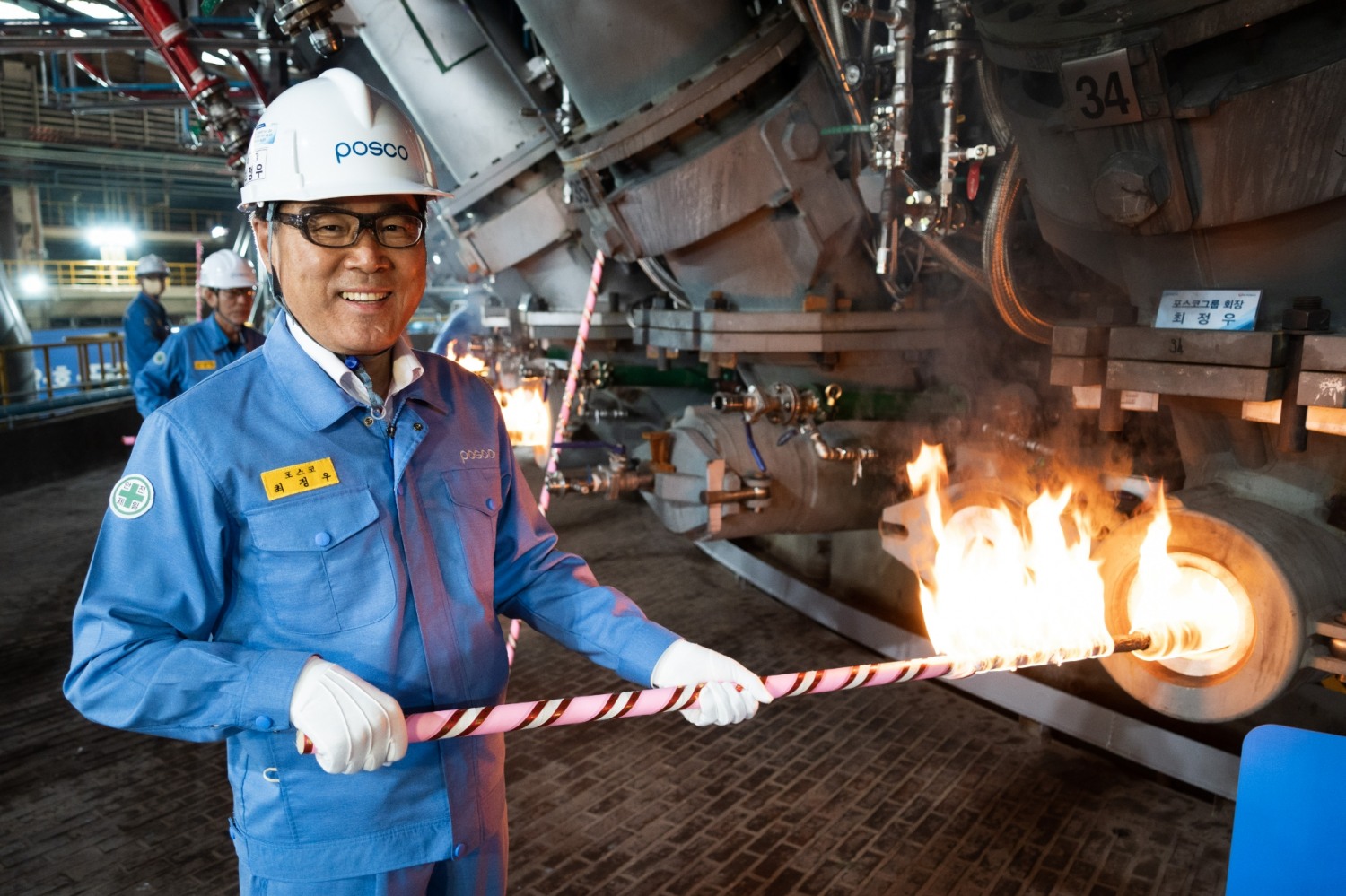 포스코그룹 최정우 회장이 친환경•스마트 고로로 재탄생한 광양제철소 4고로에 화입(火入)을 하고 있다.(사진=포스코)