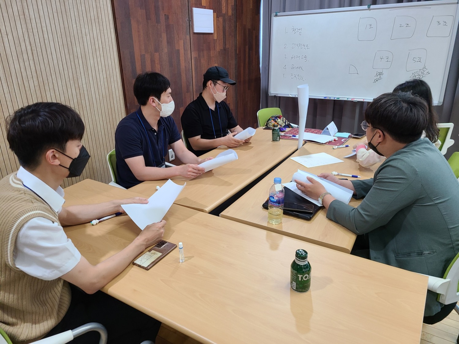 LX한국국토정보공사와 TS한국교통안전공단이 마련한‘공공기관 MZ세대 연합 워크숍’(6월9일~10일 부안군 바다호텔)에서 MZ세대들이 다양한 주제로 토론하고 있다.(사진= LX한국국토정보공사)