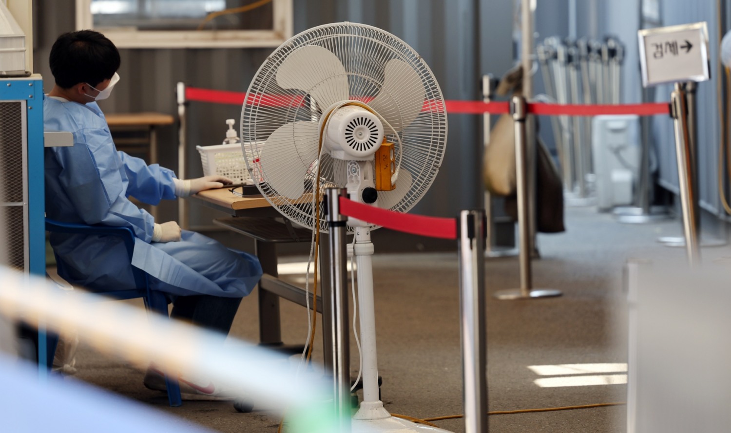 선별진료소 지키는 의료진.(사진=연합뉴스)