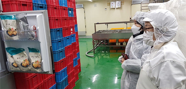 지난해 안심멘토링 사업에 참여한 식품제조업체를 방문해 위생상태를 점검하고 있다.