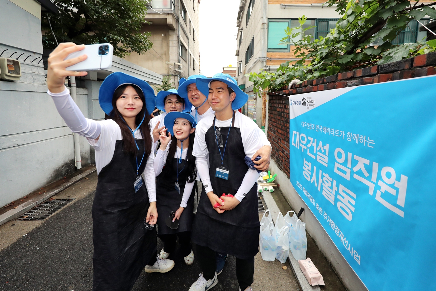 백정완 대우건설 대표이사와 신입사원들이 함께 사진 촬영 중이다.(사진=대우건설)