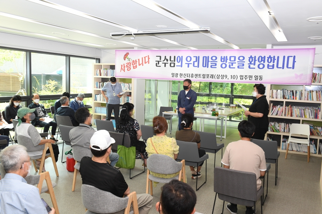 오규석 기장군수는 17일 오후 2시 30분경 일광읍 삼성9·10리(일광한신더휴1, 2차) 마을 방문을 통해 주민들의 생활 불편사항에 대해 확인하고, 마을의 주요사업 추진현황을 점검하고 있다.(사진제공=부산 기장군)