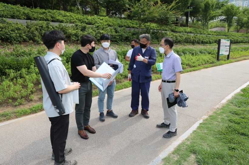 오규석 기장군수는 6월 20일 오후 4시경 88종의 야생화와 녹차 등을 조성 중인 정관읍 좌광천 생태학습장을 방문해 점검하고 있다.(사진제공=부산 기장군)