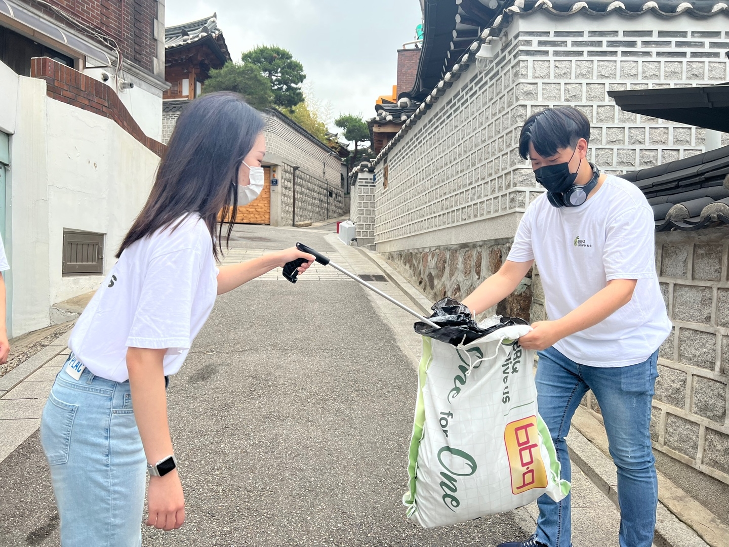 BBQ 올리버스, 청와대 개방 후 관광객 급증한 북촌서 환경정화 자원봉사 펼쳐