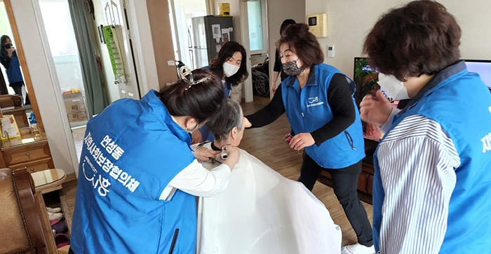 ▲‘행복이 꽃피는 연성살롱’으로 독거 어르신에 이·미용 서비스를 진행 중이다.