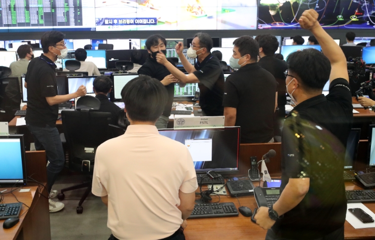 한국형 발사체 누리호(KSLV-II)가 발사된 21일 오후 대전시 유성구 한국항공우주연구원 위성종합관제실에서 연구원들이 환호하고 있다. 사진=연합뉴스