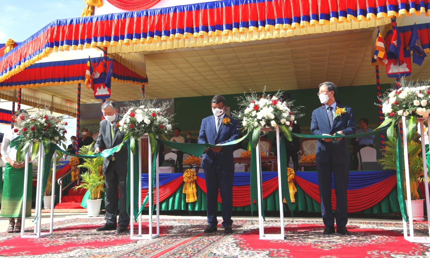 (왼쪽부터) 부영그룹 이중근 회장, 항 춘 나론 캄보디아 교육부 장관, 박흥경 주캄보디아 한국대사가 캄보디아 부영타운 內 ‘우정(宇庭) 캄보디아 학교’ 기공식 기념 테이프 커팅식을 진행하고 있다.(사진=부영그룹)