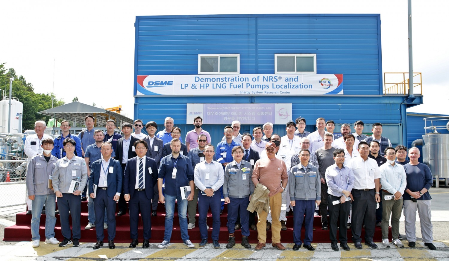 대우조선해양 에너지시스템 실험센터에서 열린 ‘LNG 처리 기술 및 스마트십 솔루션에 대한 시연회’에서 대우조선해양, 선주, 선급 관계자들이 기념촬영을 하고 있다.(사진=대우조선해양)