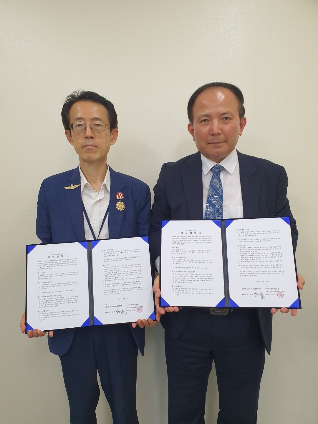 국민의힘 4차 산업혁명 특별위원회는 ㈜하이드로파워 글로벌 대표 김김성식대표(오른쪽)와 지난 22일 대한민국 4차산업 혁신을 위해 재생에너지 전력발전기술을 국내외에 널리 알리고 정부 정책으로 도입할 목적으로 공동 업무 협약을 체결하고 있다. (사진= 국민의힘 한대규 4차 산업혁명 특별위원장)