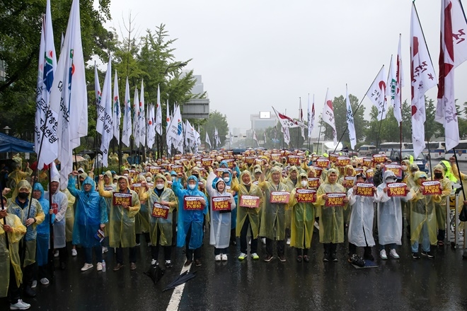 공노총, 공무원노조, 한공노가 23일 진행한 공무원보수위원회 위상 강화 촉구 공무원노동조합 결의대회에서 정부의 자성을 촉구하는 구호를 외치고 있다.(사진제공=공노총)