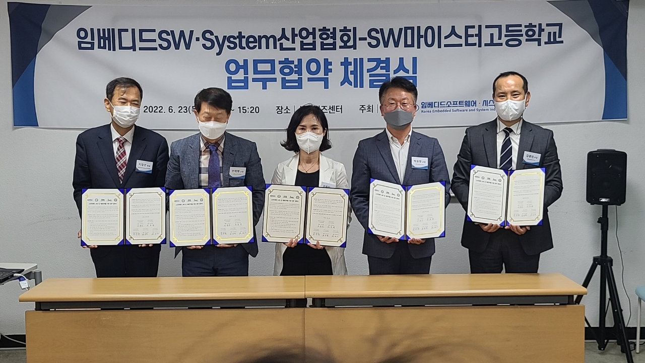 (왼쪽부터 지창건 회장, 안희명 교장, 윤혜정 교장, 박유현 교장, 김희철 교장).(사진제공=부산교육청)