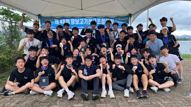 한국해양대 조정부와 ‘OB팀’ 선수들이 함께 기념사진을 촬영하고 있다.(사진제공=한국해양대학교)