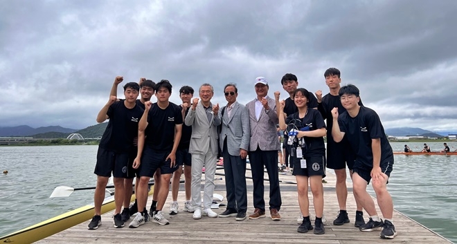 대회 참석자들이 기념사진을 촬영하고 있다. 왼쪽 다섯번째부터 정영섭 총동창회장, 최보열 명예교수, 이중우 명예교수.(사진제공=한국해양대학교)