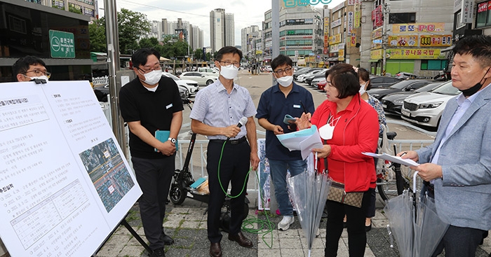 금정역 복합개발사업 설명을 듣고 있는 인수위