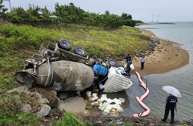 시흥시, ‘군자12교 부근 시화호 수질오염사고’신속한 대응으로 오염 방지