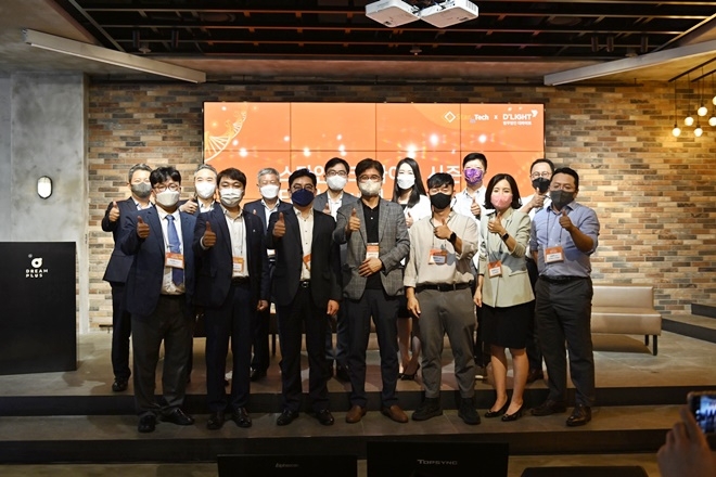 ‘스타인테크 바이오 시즌1’에 참가한 심사위원단 및 TOP5 팀이 6월 28일 열린 파이널 라운드 후 기념 촬영을 하고 있다.(사진제공=법무법인 디라이트)