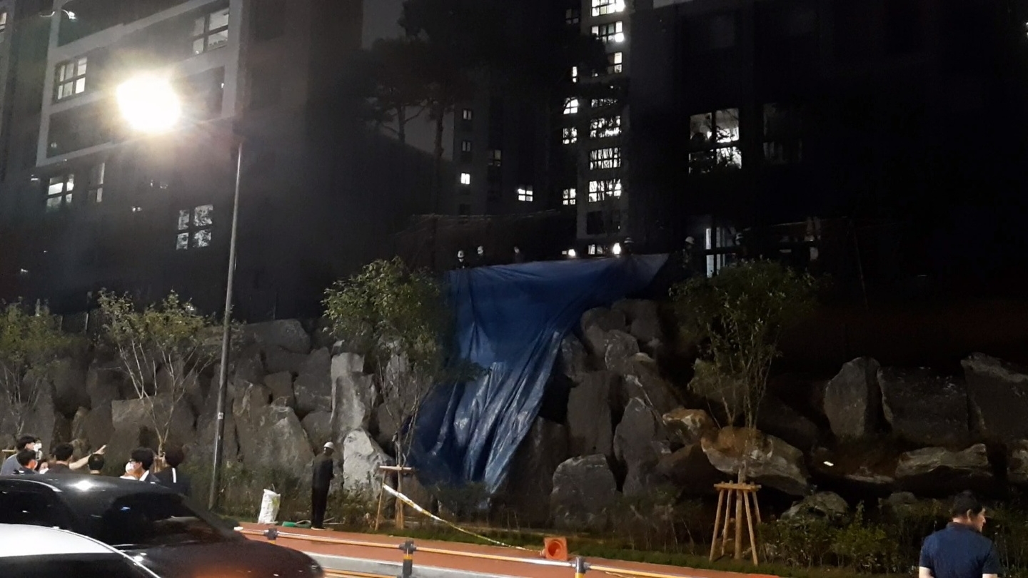 조경용 바위들이 무너져내린 은평구의 한 아파트 단지.(사진=연합뉴스)