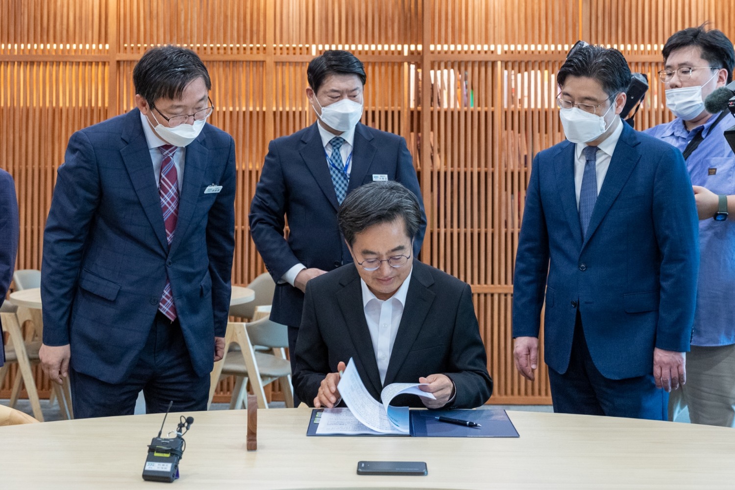 김동연 경기도지사가 취임 후 1호 결재를 진행하고 있다.