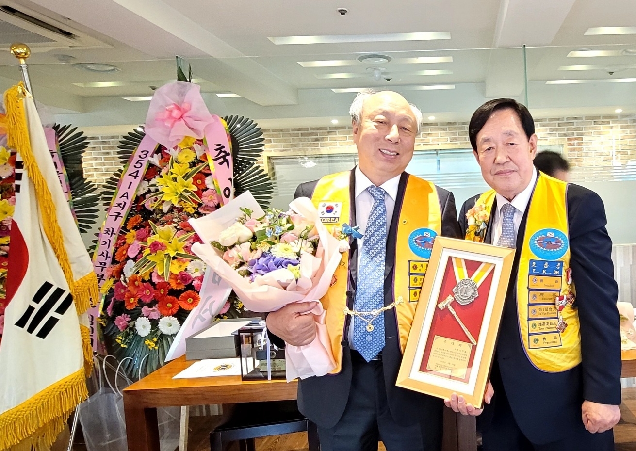 왼쪽부터 최한출 제46대 신임회장, 오용균 제45대 회장. (사진=서울평화라이온스클럽)