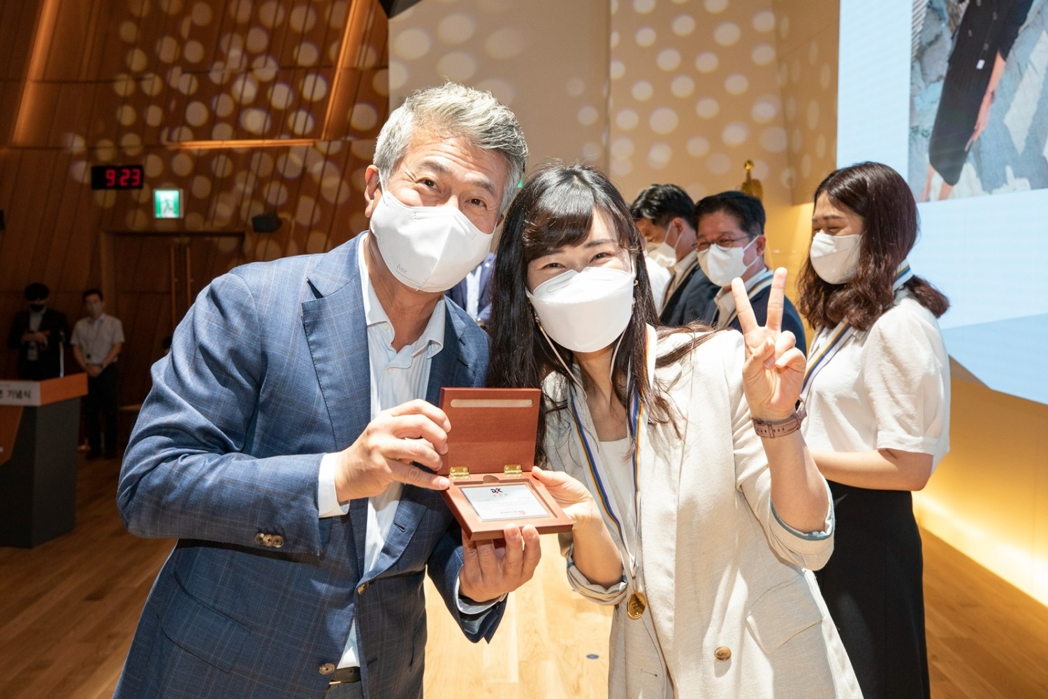 장세욱 부회장(왼쪽)이 20년 장기근속자를 대상으로 상패를 전달하는 모습.(사진=동국제강)