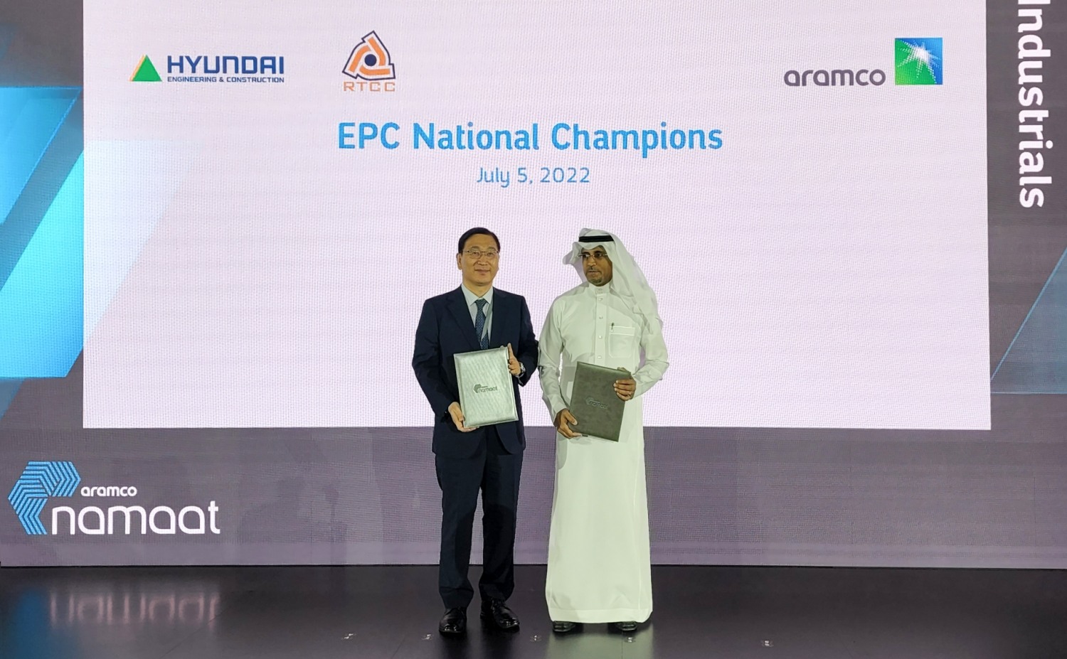 (좌측부터) 현대건설 윤영준 사장, 아람코 압둘카림 알감디 (Abdulkarim Al Ghamdi) 부사장이 협약식을 진행하고 있다.(사진=현대건설)