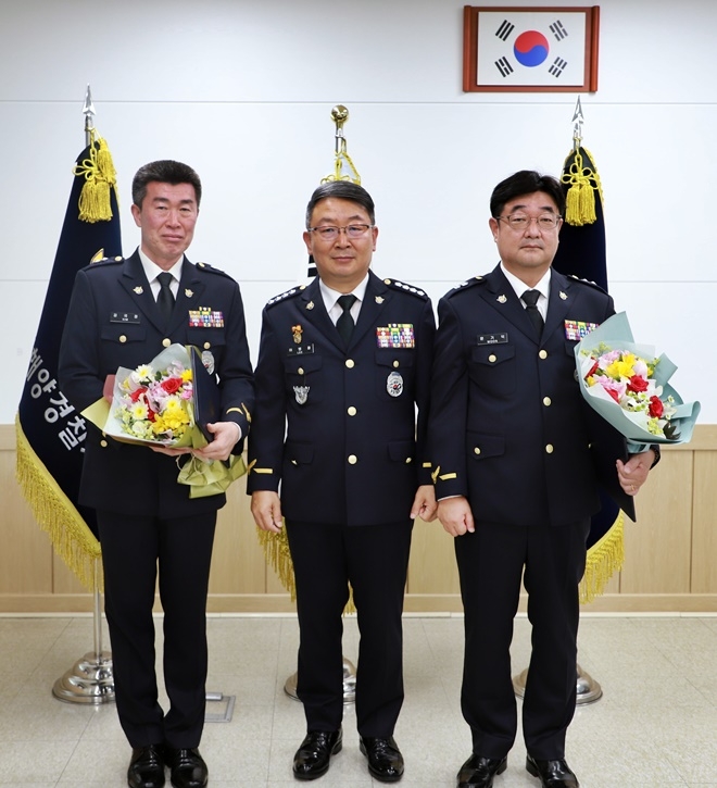 사진 왼쪽부터 김국정 경감, 이병철 서장, 문기덕 경감.(사진제공=부산해양경찰서)