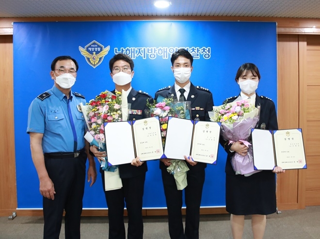 (사진왼쪽부터)윤병두 안전총괄부장, 박찬혁 경감, 김필성 경사, 이원민 경장.(사진제공=남해지방해양경찰청)